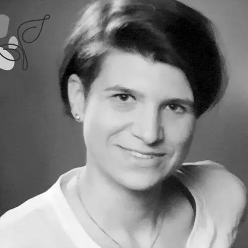 Portraet einer Frau mit kurzen dunklen Haaren und einem weissen Tshirt